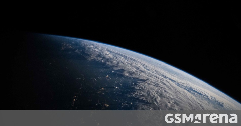 Starlink’s Direct To Cell service will start with texting next year, voice and data in 2025